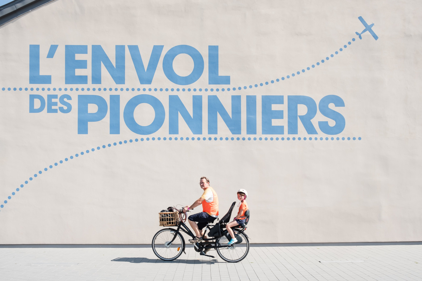 Des participants au Vélotour Occitanie à vélo devant l'enseigne de L'Envol des Pionniers lors de l'édition 2021 de l'événement ©Lilian Cazabet