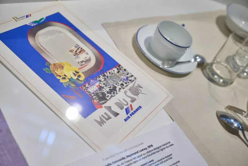 Détails vaisselles et menus dans l'Exposition Air France