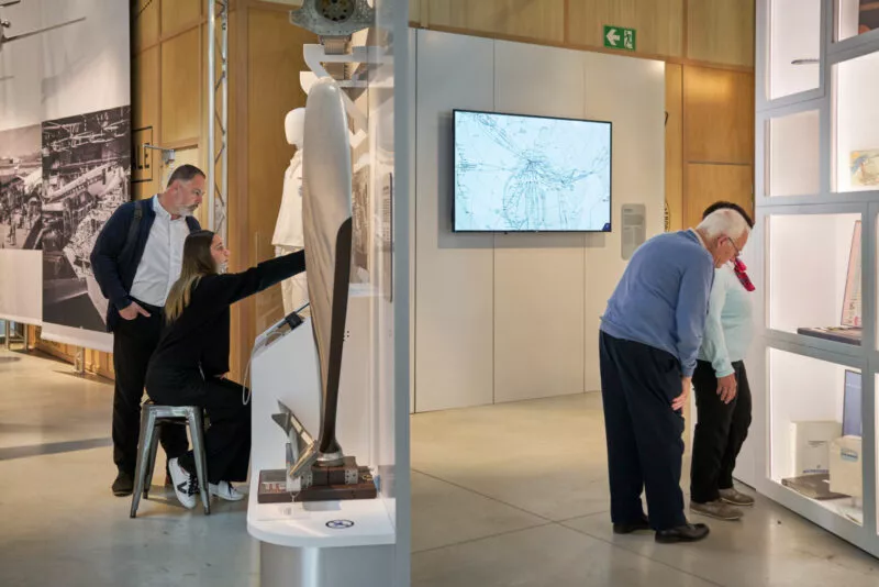 Visiteurs dans l'Exposition Air France