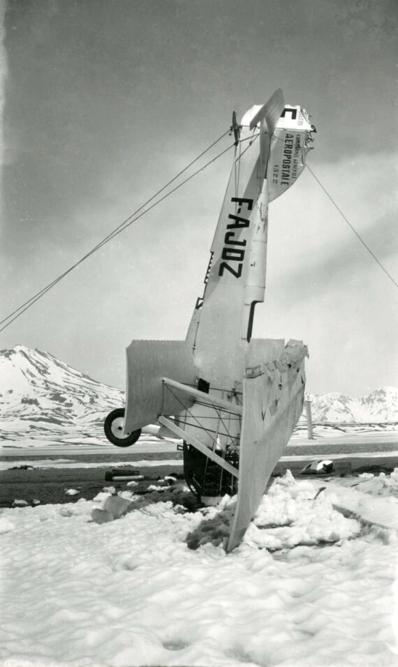 Avion renversé dans la neige suite à l'accident de Guilaumet dans les Andes