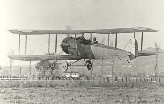 Avion sur le champ d'aviation