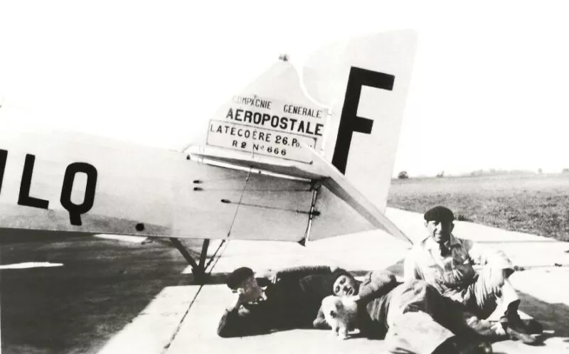 Alexandre Collenot, le chien Bobby et Guillaumet, devant le Laté 26 n° 666 à Buenos Aires en 1928