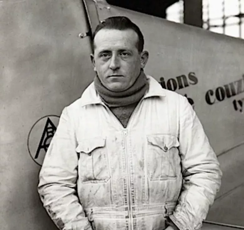 Le mécanicien Alexandre Collenot devant un avion